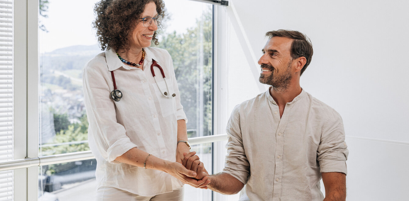 Chefärztin im persönlichen Gespräch und mit einem Gast in der Dr. von Weckbecker Klinik