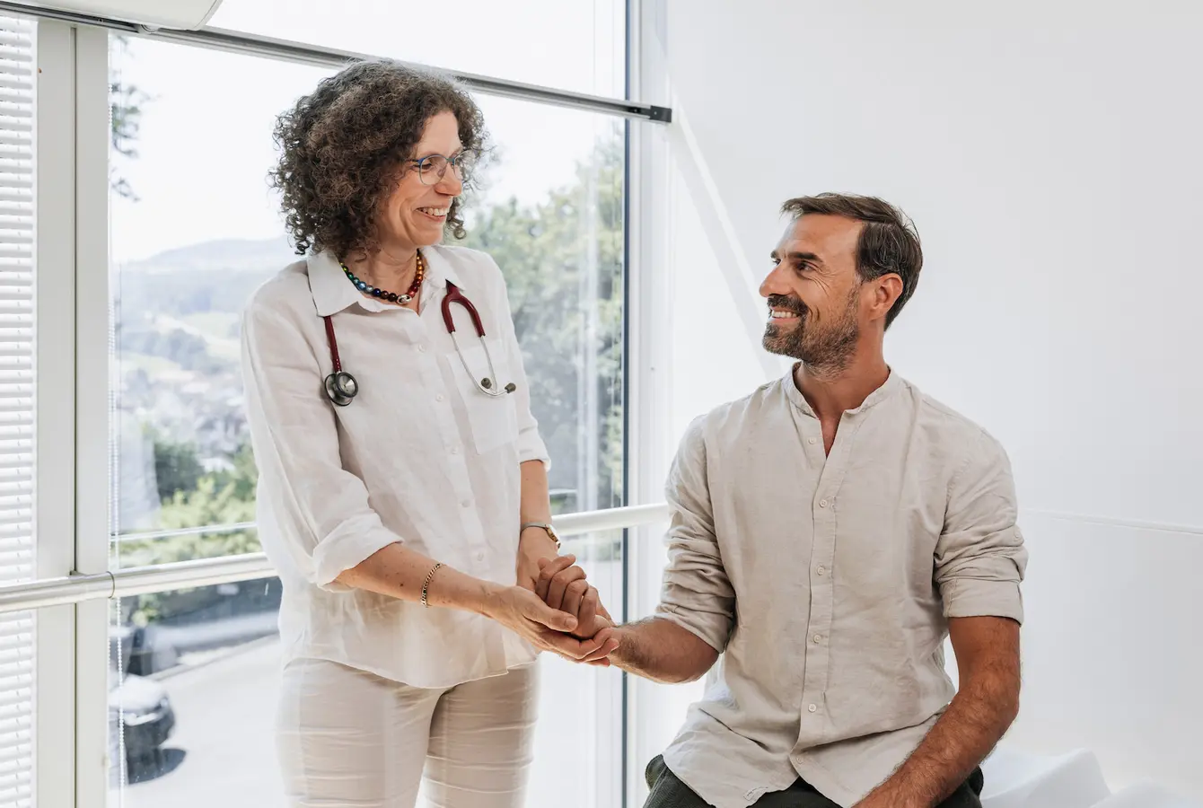 Chefärztin im persönlichen Gespräch und mit einem Gast in der Dr. von Weckbecker Klinik