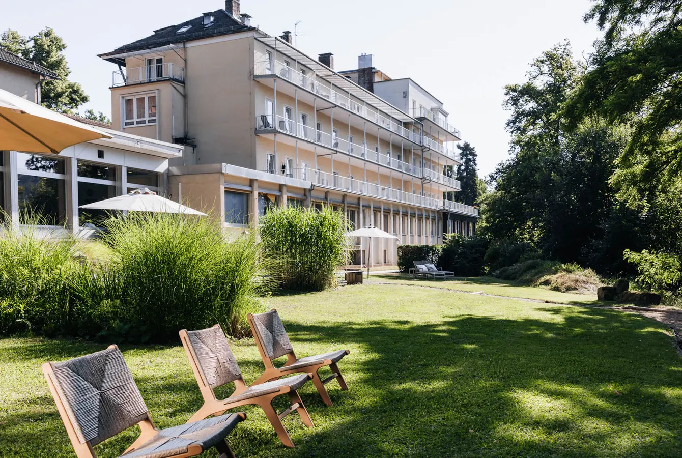 Gebäude der Dr. von Weckbecker Klinik mit Parkanlage im Vordergrund