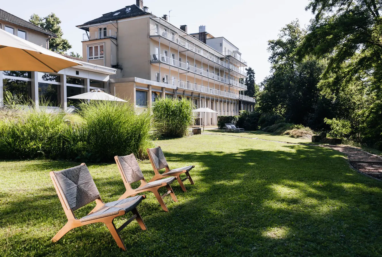 Gebäude der Dr. von Weckbecker Klinik mit Parkanlage im Vordergrund