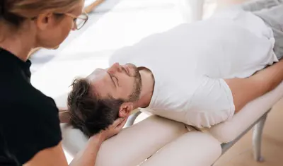 Therapeutin bei der manuellen Behandlung eines Gastes der Dr. von Weckbecker Klinik