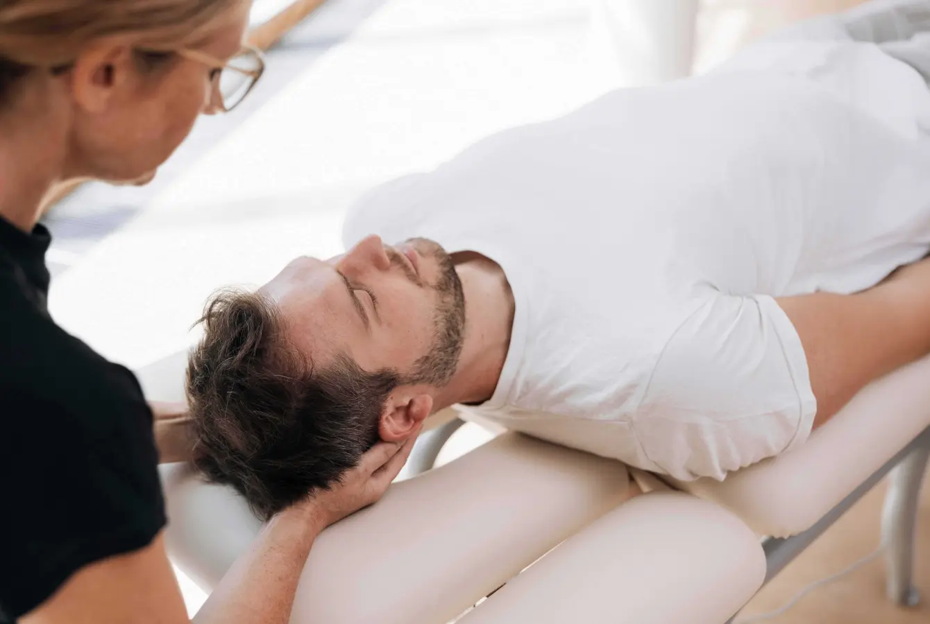 Therapeutin bei der manuellen Behandlung eines Gastes der Dr. von Weckbecker Klinik