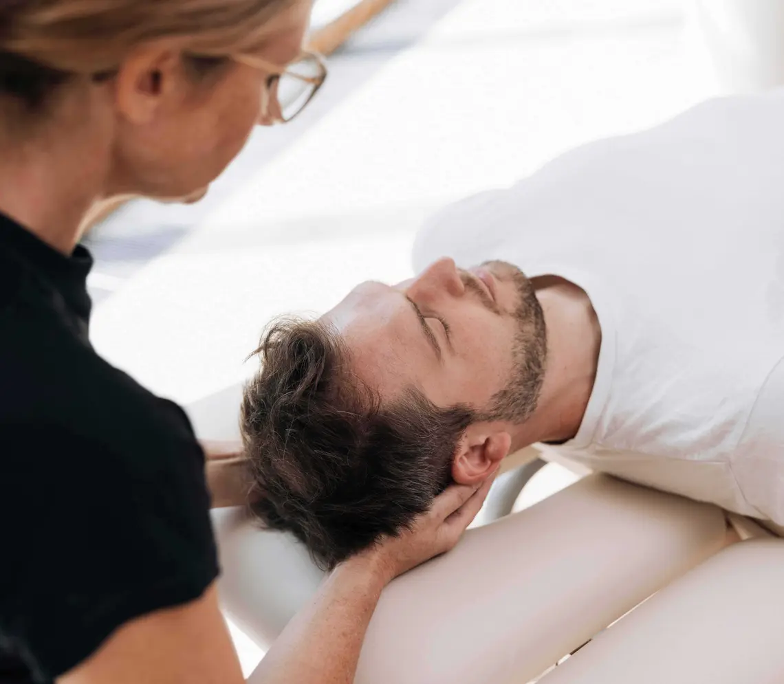 Therapeutin bei der manuellen Behandlung eines Gastes der Dr. von Weckbecker Klinik