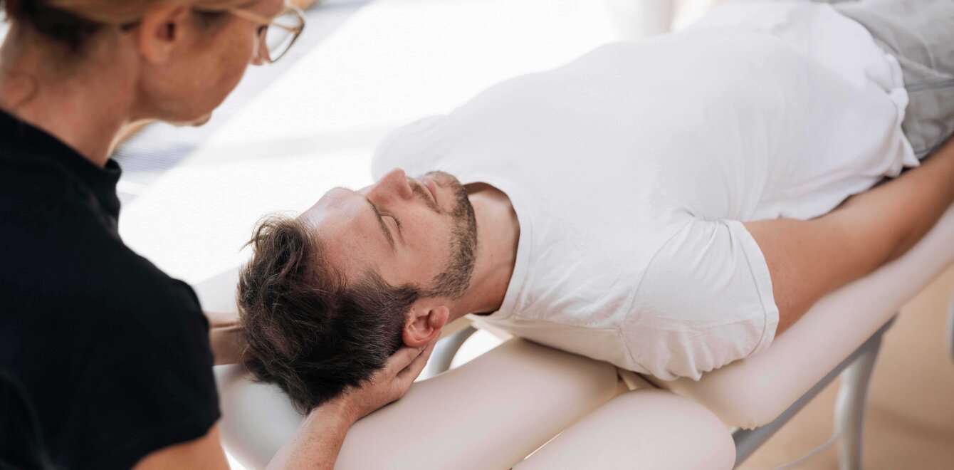 Therapeutin bei der manuellen Behandlung eines Gastes der Dr. von Weckbecker Klinik